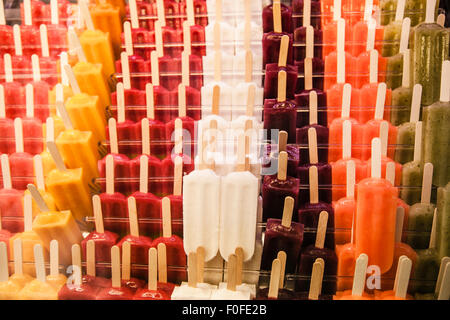 Viele Eis am Stiehl, verschiedene Geschmacksrichtungen bei La Boqueria, Barcelona Stockfoto