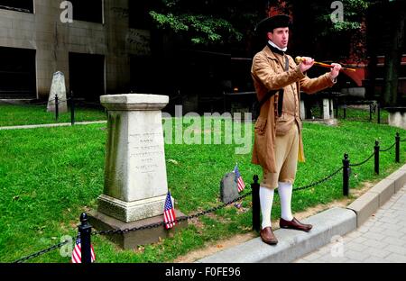 Boston, Massachusetts: Schauspieler im 18. Jahrhundert kolonialen Gewand am Grab des Unabhängigkeitskrieges Patriot Paul Revere Stockfoto