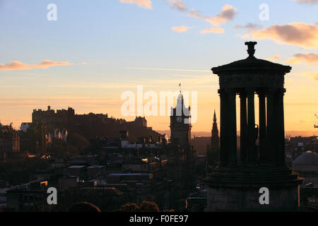 Sonnenuntergang über Edinburgh Castle und Calton Hill Stockfoto