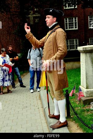 Boston, Massachusetts: Schauspieler im 18. Jahrhundert kolonialen Gewand am Grab des Unabhängigkeitskrieges Patriot Paul Revere Stockfoto