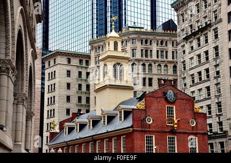 Boston, Massachusetts: Die historische 1713 Old State House an der Ecke des Staates und Washington Street Stockfoto