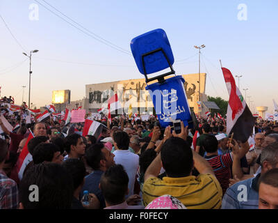 (150814)--Bagdad, 14. August 2015 (Xinhua)--Tausende Iraker auf die Straße gehen, während einer Demonstration gegen die Korruption und schlechte Leistungen für Power schneidet und Wasserknappheit auf dem Tahrir-Platz im Zentrum Bagdad, Irak, 14. August 2015. (Xinhua/Khalil Dawood) Stockfoto