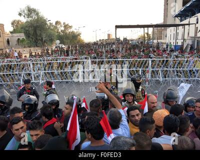 (150814)--Bagdad, 14. August 2015 (Xinhua)--irakische Sicherheit Kräfte Wache stehen auf einer Straße bei einer Demonstration gegen Korruption und schlechte Leistungen für Stromausfälle und Wasserknappheit auf dem Tahrir-Platz im Zentrum Bagdad, Irak, 14. August 2015. (Xinhua/Khalil Dawood) Stockfoto