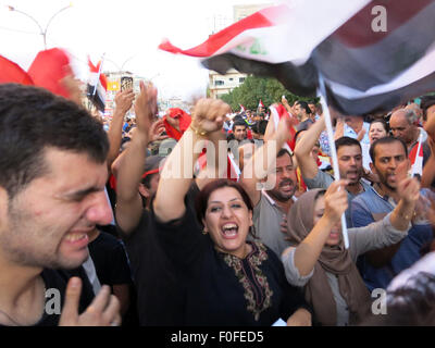 (150814)--Bagdad, 14. August 2015 (Xinhua)--Tausende Iraker auf die Straße gehen, während einer Demonstration gegen die Korruption und schlechte Leistungen für Power schneidet und Wasserknappheit auf dem Tahrir-Platz im Zentrum Bagdad, Irak, 14. August 2015. (Xinhua/Khalil Dawood) Stockfoto