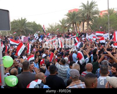 (150814)--Bagdad, 14. August 2015 (Xinhua)--Tausende Iraker auf die Straße gehen, während einer Demonstration gegen die Korruption und schlechte Leistungen für Power schneidet und Wasserknappheit auf dem Tahrir-Platz im Zentrum Bagdad, Irak, 14. August 2015. (Xinhua/Khalil Dawood) Stockfoto