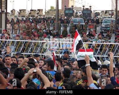 (150814)--Bagdad, 14. August 2015 (Xinhua)--irakische Sicherheit Kräfte Wache stehen auf einer Straße bei einer Demonstration gegen Korruption und schlechte Leistungen für Stromausfälle und Wasserknappheit auf dem Tahrir-Platz im Zentrum Bagdad, Irak, 14. August 2015. (Xinhua/Khalil Dawood) Stockfoto