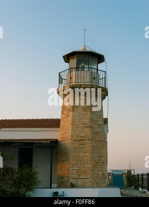 Faros Leuchtturm am Cape Kiti am Sonnenuntergang, in der Nähe von Pervolia, Zypern. Stockfoto