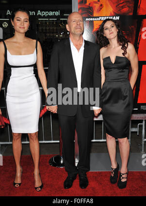 LOS ANGELES, CA - 11. Oktober 2010: Bruce Willis & Ehefrau Emma Heming (links) & Tochter Rumer Willis bei der Premiere seines neuen Films "Red" in Grauman Chinese Theatre in Hollywood. Stockfoto