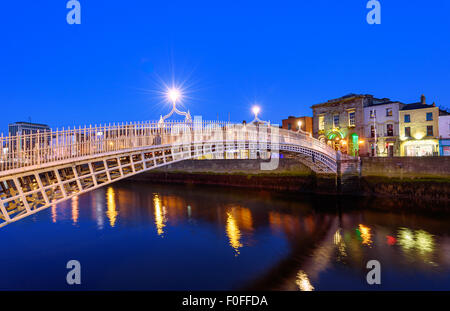 Die Penny Ha'penny Bridge, offiziell die Liffey ist eine Fußgängerbrücke über den Fluss Liffey in Dublin im Jahre 1816 gebaut Stockfoto