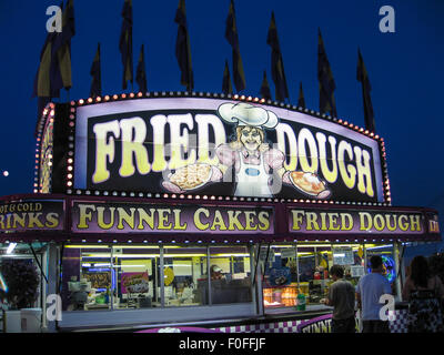 Trichter Kuchen auf der Kirmes Stockfoto