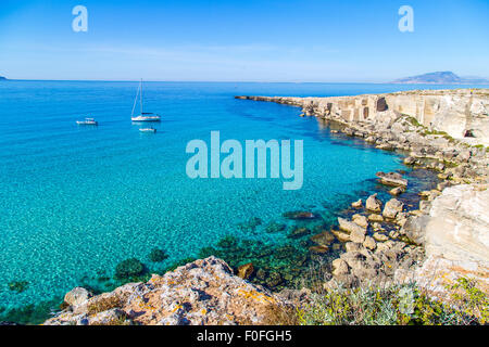 Lagune mit Schiffen auf Favignana Insel in Sizilien, Italien Stockfoto