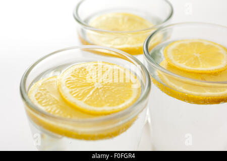 Frische Zitronenscheiben in Mineralwasser Gläser Stockfoto