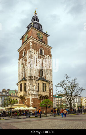 Krakau, Polen - 1. Mai 2015: anonyme Touristen und ehemaligen Rathaus am Hauptplatz in Krakau (Krakow), Polen Stockfoto