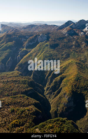 Luftaufnahme der Komarnica Canyon, Durmitor NP, Nevidio, Montenegro, Oktober 2008 Stockfoto