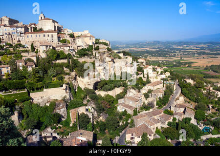 Blick über die thront Hügel Dorf von Gordes im Regionalpark Luberon Vaucluse, Provence, Frankreich, Europa Stockfoto