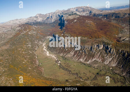 Luftaufnahme der Komarnica Canyon, Durmitor NP, Montenegro, Oktober 2008 Stockfoto