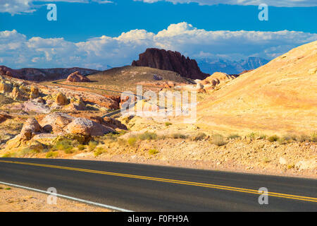 Kurvenreiche Straße inmitten von weißen Kuppeln im Valley of Fire State Park, Nevada Stockfoto