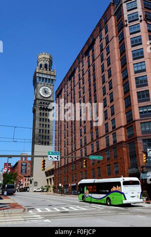 Charm City Circulator Bus, Bromo Seltzer Arts Clock Tower und Camden Court Apartments Gebäude, Baltimore City, Maryland, USA Stockfoto