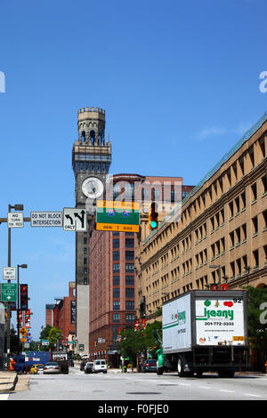 Keany Produce Truck und Emerson / Bromo-Seltzer Arts Clock Tower, Baltimore City, Maryland, USA Stockfoto