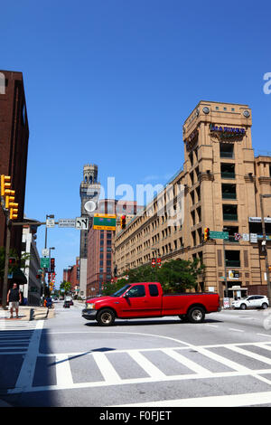 Red Pick Up Truck, Parkhaus 1. Mariner Arena und Bromo-Seltzer Arts Clock Tower, West Lombard Street, Baltimore City, Maryland, USA Stockfoto