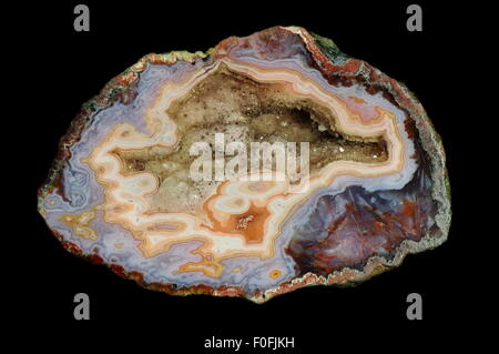 Achat, einen Querschnitt aus Achat Stein mit Geode auf einem schwarzen Hintergrund.  Herkunft: Marokko, Asni. Stockfoto