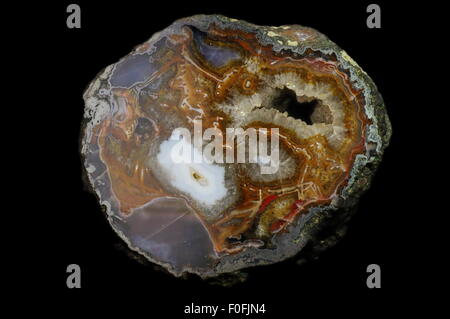 Achat, einen Querschnitt aus Achat Stein mit Geode auf einem schwarzen Hintergrund.  Herkunft: Marokko, Asni. Stockfoto