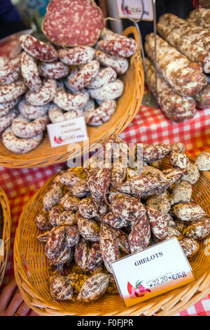 Französische Wurst Stall auf Samstagsmarkt, Beaune, Frankreich, Europa Stockfoto