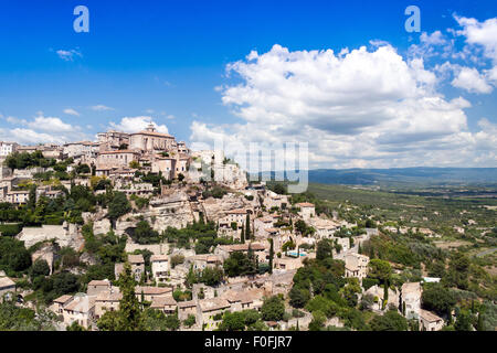 Blick über die thront Hügel Dorf von Gordes im Regionalpark Luberon Vaucluse, Provence, Frankreich, Europa Stockfoto