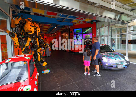 Besucher im Eingangsbereich der Ripley's Believe It or Not! Museum, Light Street Pavillon, Inner Harbor in Baltimore, Maryland, USA Stockfoto