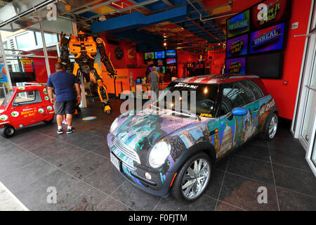 Besucher im Eingangsbereich der Ripley's Believe It or Not! Museum, Light Street Pavillon, Inner Harbor in Baltimore, Maryland, USA Stockfoto