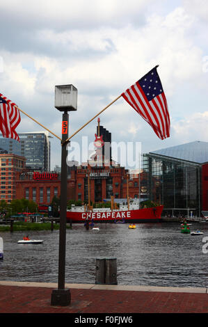 Stern Spangled Fahne Flagge, Feuerschiff Chesapeake und Pratt Street Kraftwerk bauen, Innenhafen, Baltimore, Maryland. USA Stockfoto