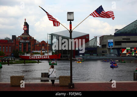 Feuerschiff Chesapeake, Pratt Street Kraftwerk bauen (L) und Baltimore Aquarium (R), Innenhafen, Baltimore, Maryland. USA Stockfoto