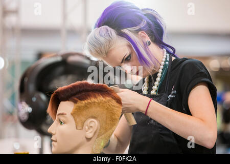 Sao Paulo, Brasilien. 14. August 2015. Lauryn Erickson aus den Vereinigten Staaten konkurriert im Wettbewerb der Friseur während der 43. Worldskills Competitions in Sao Paulo, Brasilien, 14. August 2015. Bildnachweis: Xu Zijian/Xinhua/Alamy Live-Nachrichten Stockfoto