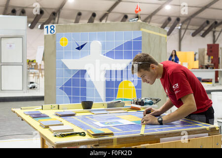 Sao Paulo, Brasilien. 14. August 2015. Mike Burner aus der Schweiz tritt in den Wettbewerb von Wand und Boden bebauen während der 43. Worldskills Competitions in Sao Paulo, Brasilien, 14. August 2015. Bildnachweis: Xu Zijian/Xinhua/Alamy Live-Nachrichten Stockfoto