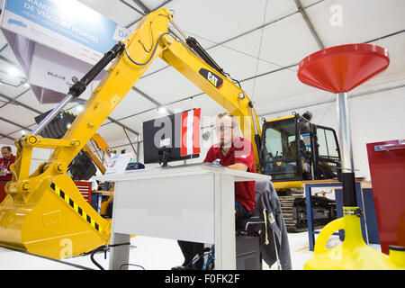 Sao Paulo, Brasilien. 14. August 2015. Philipp Seiberl aus Österreich konkurriert im Wettbewerb der schweren Fahrzeuginstandhaltung während der 43. Worldskills Competitions in Sao Paulo, Brasilien, 14. August 2015. Bildnachweis: Xu Zijian/Xinhua/Alamy Live-Nachrichten Stockfoto