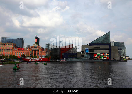 Feuerschiff Chesapeake, Pratt Street Kraftwerk bauen (L) und Baltimore Aquarium (R), Innenhafen, Baltimore, Maryland. USA Stockfoto