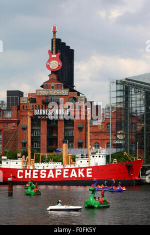 Leuchtschiff Chesapeake und Pratt Street Power Plant Building, Teil des Baltimore Aquariums auf der rechten Seite, Inner Harbor, Baltimore, Maryland. USA Stockfoto