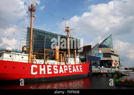 Feuerschiff Chesapeake und National Aquarium bauen, Innenhafen, Baltimore, Maryland. USA Stockfoto