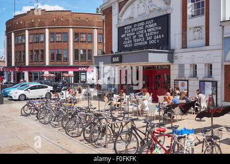 Menschen außerhalb der Ritzy Kino und Bar in Brixton, London England United Kingdom UK sitzen Stockfoto