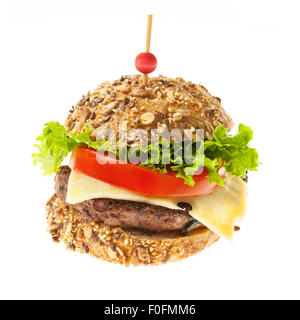 Gourmet-Burger mit Schweizer Käse, frisches Gemüse und Mehrkorn Brötchen isoliert auf weißem Hintergrund Stockfoto