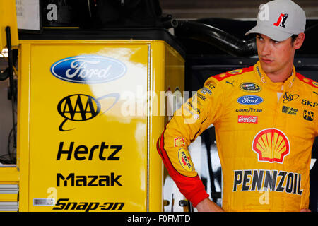 Brooklyn, MI, USA. 14. August 2015. Brooklyn, MI - 14. August 2015: Joey Logano (22) hängt in der Garage während des Trainings für die Pure Michigan 400 auf dem Michigan International Speedway in Brooklyn, MI. Credit: Csm/Alamy Live-Nachrichten Stockfoto