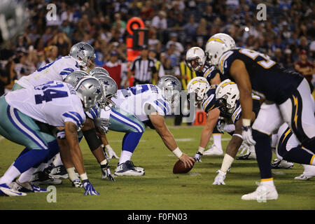 San Diego, CA, d. h. USA. 13. August 2015. 13. August 2015: Beide Teams vor einem Snap an der Line Of Scrimmage im Spiel zwischen den Dallas Cowboys in San Diego Chargers, Vorsaison Spiel 1, Qualcomm Stadium, San Diego, CA. Fotograf: Peter Joneleit / ZUMA Wire Service © Peter Joneleit/ZUMA Draht/Alamy Live News Stockfoto