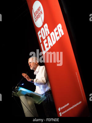 Glasgow, Schottland. 14. August 2015. Führung der Labour-Kandidat Jeremy Corbyn hält eine Rede während seines Wahlkampfes in Schottland an der Old Fruitmarket in Glasgow am 14. August 2015 im schottischen Edinburgh. Arbeitsrechtlichen Führung Kandidat Jeremy Corbyn hält Kundgebungen in den Städten in ganz Schottland. Bildnachweis: Sam Kovak/Alamy Live-Nachrichten Stockfoto