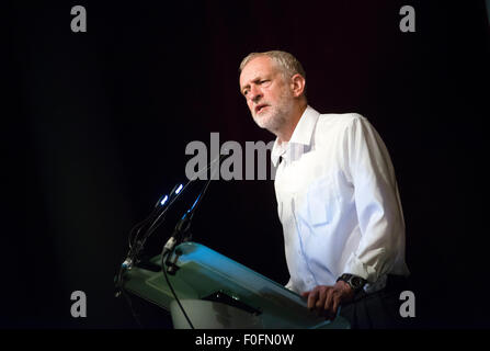 Glasgow, Schottland. 14. August 2015. Führung der Labour-Kandidat Jeremy Corbyn hält eine Rede während seines Wahlkampfes in Schottland an der Old Fruitmarket in Glasgow am 14. August 2015 im schottischen Edinburgh. Arbeitsrechtlichen Führung Kandidat Jeremy Corbyn hält Kundgebungen in den Städten in ganz Schottland. Bildnachweis: Sam Kovak/Alamy Live-Nachrichten Stockfoto