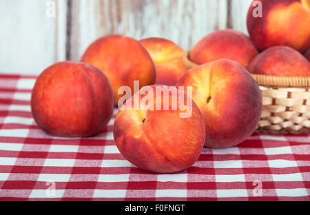 Nahaufnahme von frischem Pfirsich Obst auf Tisch Stockfoto