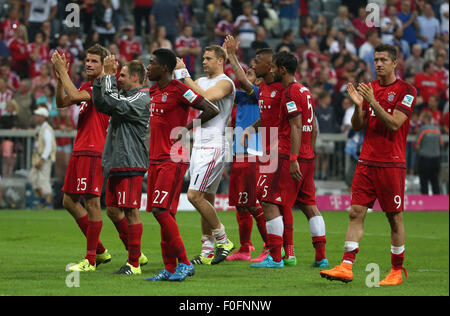 München, Deutschland. 14. August 2015. Bayern Spieler feiern nach der deutschen Erstligisten Bundesliga Fußball gegen den Hamburger SV in München, Deutschland, am 14. August 2015 Spiel. Bayern gewann 5: 0. Bildnachweis: Philippe Ruiz/Xinhua/Alamy Live-Nachrichten Stockfoto