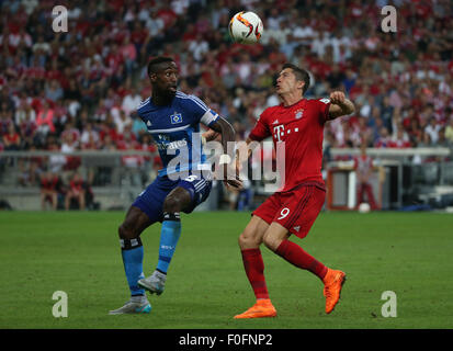 München, Deutschland. 14. August 2015. Bayern Robert Lewandowski (R) wetteifert um den Ball während der deutschen Teilung der ersten Bundesliga-Fußball-Spiel zwischen Bayern München und Hamburger SV in München, Deutschland, am 14. August 2015. Bayern gewann 5: 0. Bildnachweis: Philippe Ruiz/Xinhua/Alamy Live-Nachrichten Stockfoto