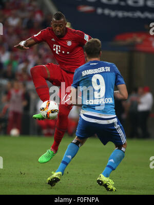 München, Deutschland. 14. August 2015. Bayern Jerome Boateng (L) konkurriert während der deutschen Teilung der ersten Bundesliga-Fußball-Spiel zwischen Bayern München und Hamburger SV in München, Deutschland, am 14. August 2015. Bayern gewann 5: 0. Bildnachweis: Philippe Ruiz/Xinhua/Alamy Live-Nachrichten Stockfoto