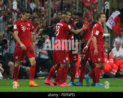 München, Deutschland. 14. August 2015. Bayern Spieler feiern ein Ziel während der deutschen Erstligisten Bundesliga-Fußball-Spiel zwischen Bayern München und Hamburger SV in München, Deutschland, am 14. August 2015. Bayern gewann 5: 0. Bildnachweis: Philippe Ruiz/Xinhua/Alamy Live-Nachrichten Stockfoto