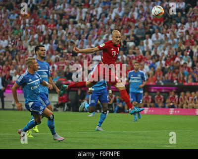 München, Deutschland. 14. August 2015. Bayerns Arjen Robben (oben) leitet den Ball während der deutschen Erstligisten Bundesliga-Fußball-Spiel zwischen Bayern München und Hamburger SV in München, Deutschland, am 14. August 2015. Bayern gewann 5: 0. Bildnachweis: Philippe Ruiz/Xinhua/Alamy Live-Nachrichten Stockfoto